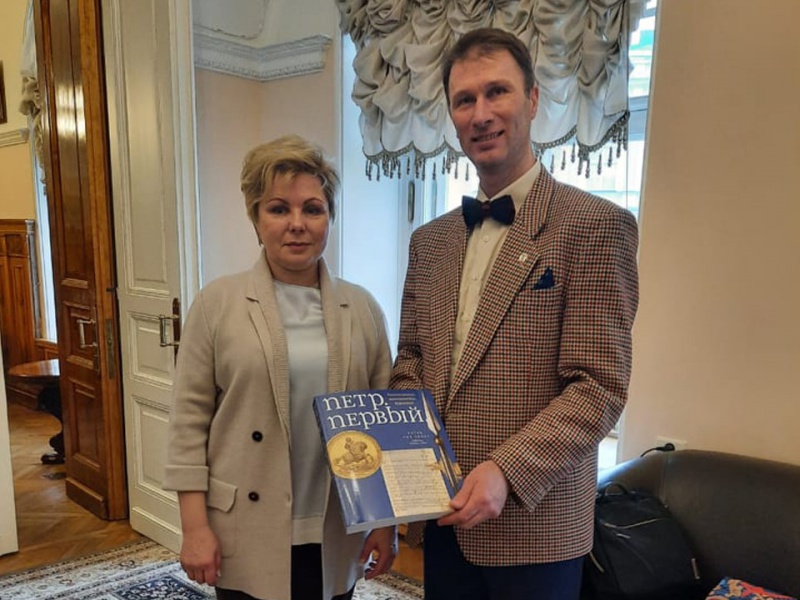 Директор Оренбургского музея ИЗО встретился с дочерью первого космонавта Вселенной Еленой Гагариной