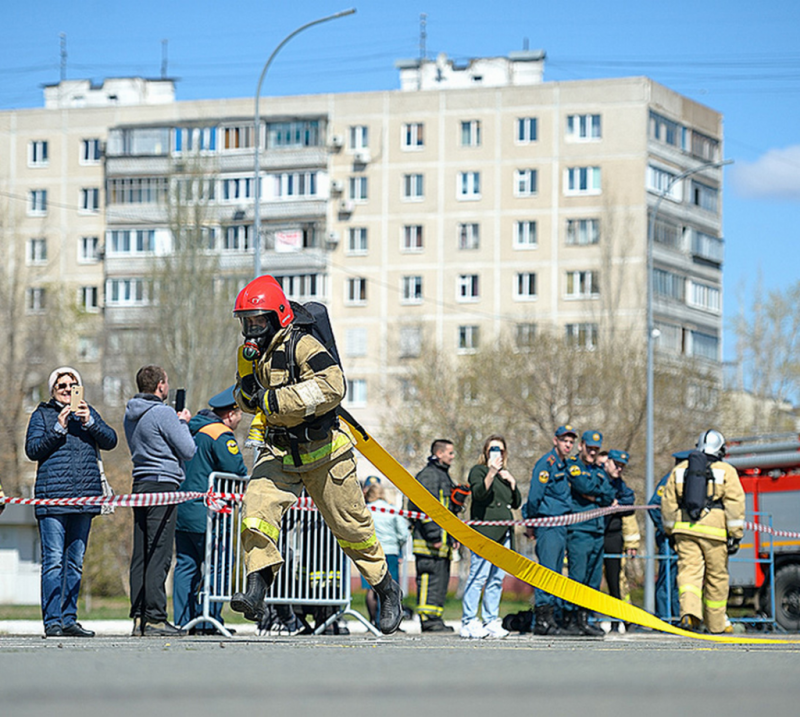 В Оренбурге прошли соревнования по пожарному многоборью
