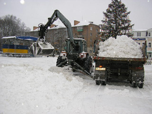 Почти 40 машин убирают снег в Оренбурге