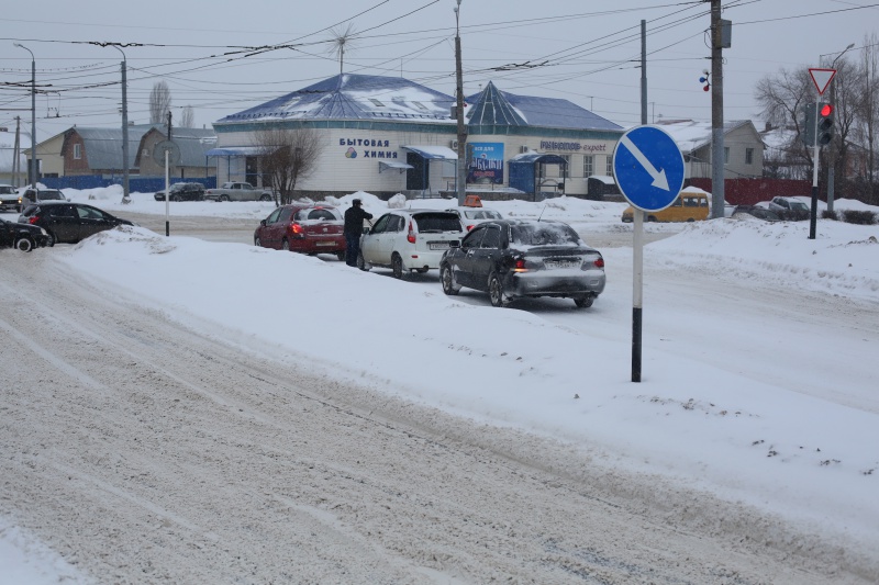 Около 500 единиц техники расчищает дороги в Оренбургской области
