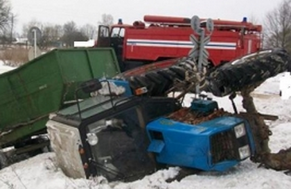 В Оренбуржье на трассе перевернулся трактор