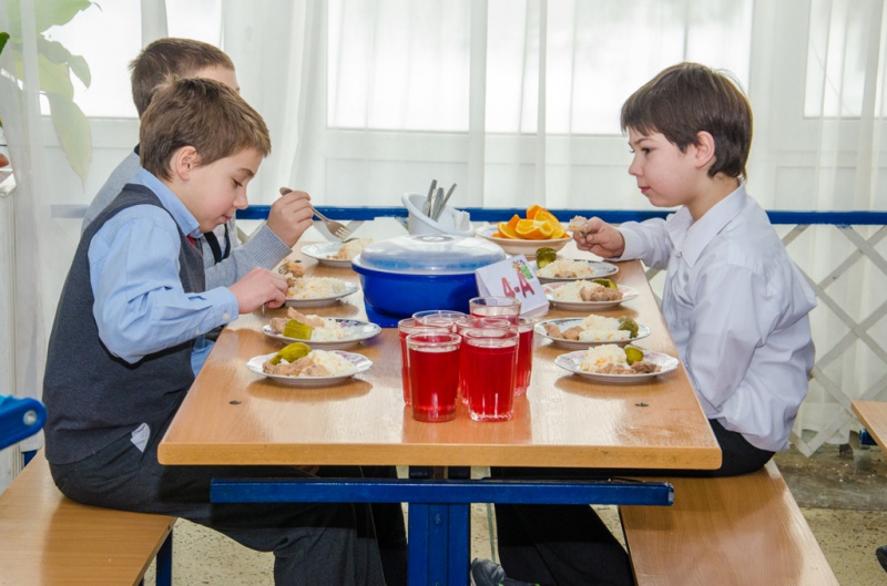 Более 107 тысяч оренбургских школьников получают бесплатное горячее питание