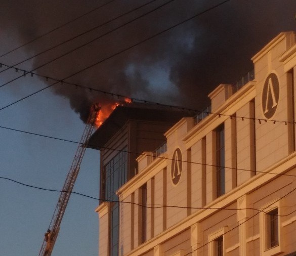 В Оренбурге пожар в торговом центре на ул. Чичерина ограничил движение