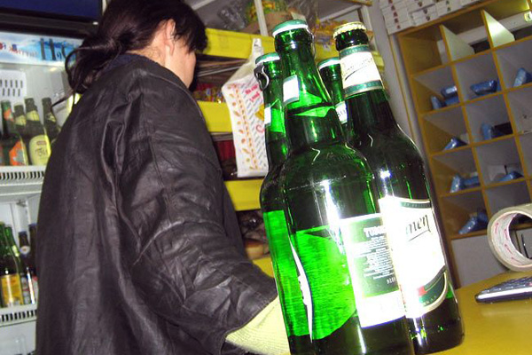 За продажу алкоголя подростку – исправительные работы