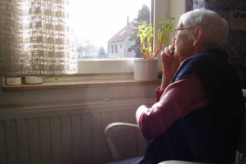 Соцработники помогают пожилым людям в условиях самоизоляции