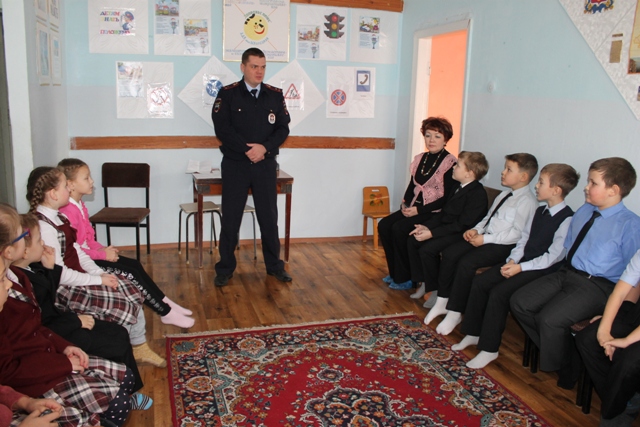 В Новотроицке сотрудники ГИБДД беседуют с детьми