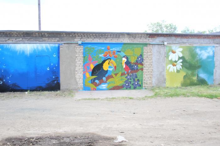 В Новотроицке гаражи раскрасили в яркие цвета