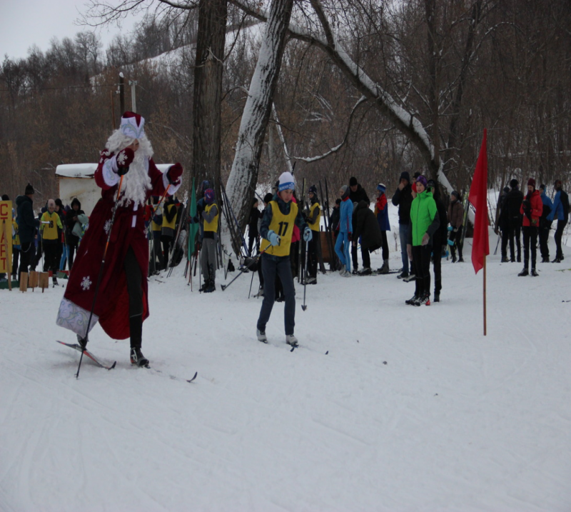 В Бузулуке прошла лыжная гонка вместе с Дедом Морозом