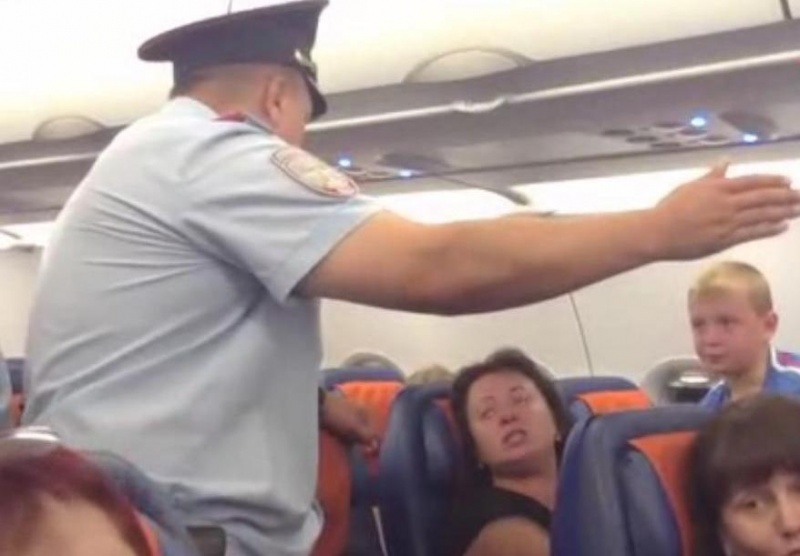 В аэропорту Оренбурга полицейские сняли с рейса пьяную москвичку 