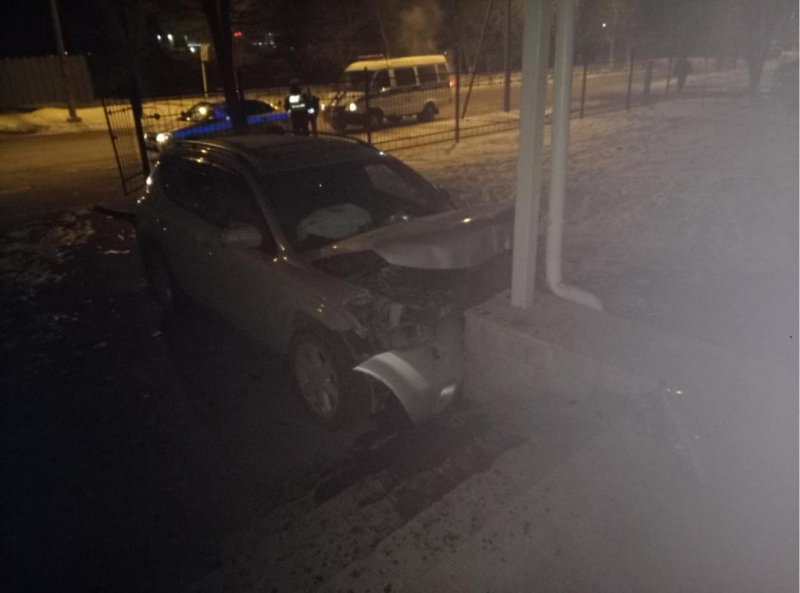 В Оренбурге пьяный водитель врезался в ворота лицея