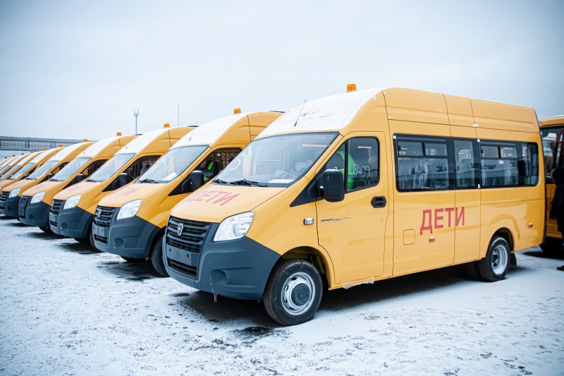 Оренбургским школам вручили новые автобусы
