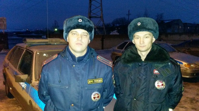 В Бугуруслане сотрудники ДПС вытащили детей из-под снега