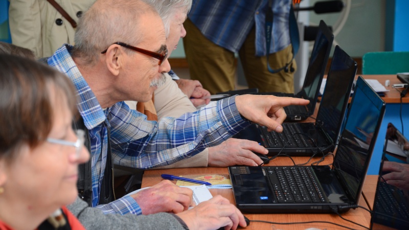 Пенсионеров обучают компьютерной грамотности