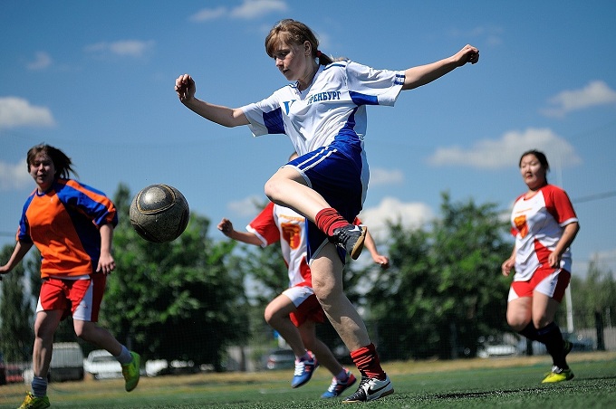 В Оренбурге в футбол сыграли девушки