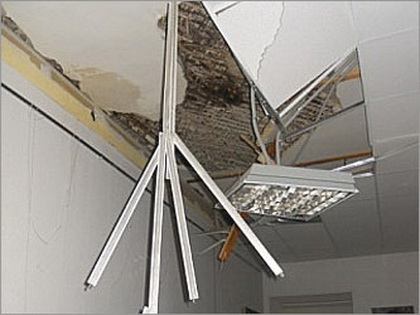 В школе №46 Оренбурга обрушился подвесной потолок