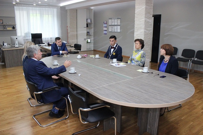 Министр спорта Олег Пивунов встретился с паралимпийцами