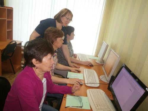 В Орске рабочие бюро бытовых услуг изучают компьютер