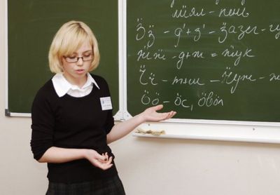 В среднем учитель по области получает 17 тысяч рублей