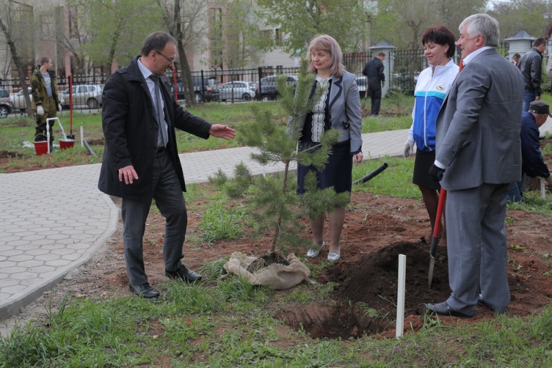 Акция «Миллион деревьев» стартовала в больнице Пирогова (фоторепортаж)