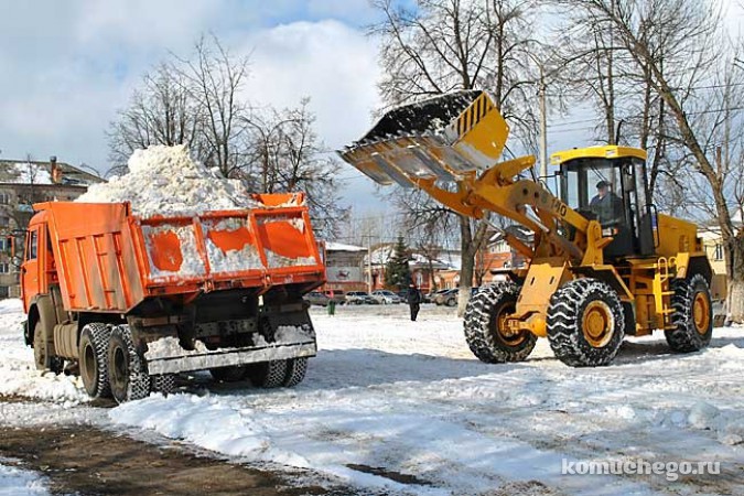 Коммунальщики продолжают уборку снега