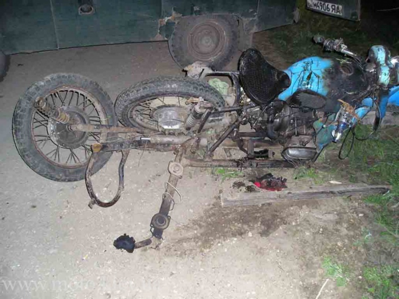 Школьник на мотоцикле «Урал» снес телефонную опору