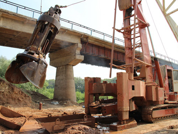 Инженеры продолжают реконструировать мост через Сакмару